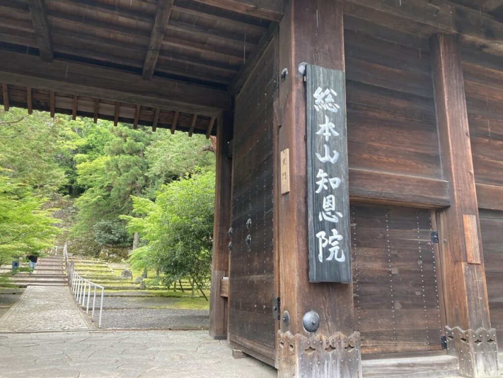 2508_知恩院黒門 - インバウンドビジネス最前線の方々へ!AIの上に立つ情報収集をアシスト