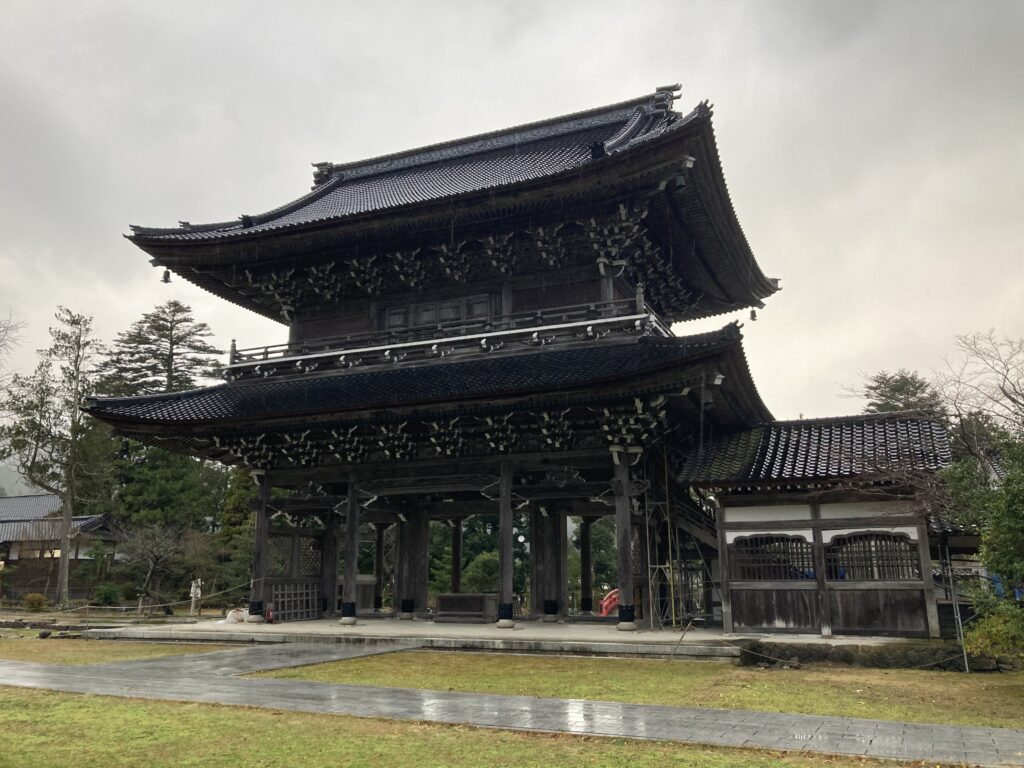 2512_総持寺山門 - インバウンドビジネス最前線の方々へ!AIの上に立つ情報収集をアシスト