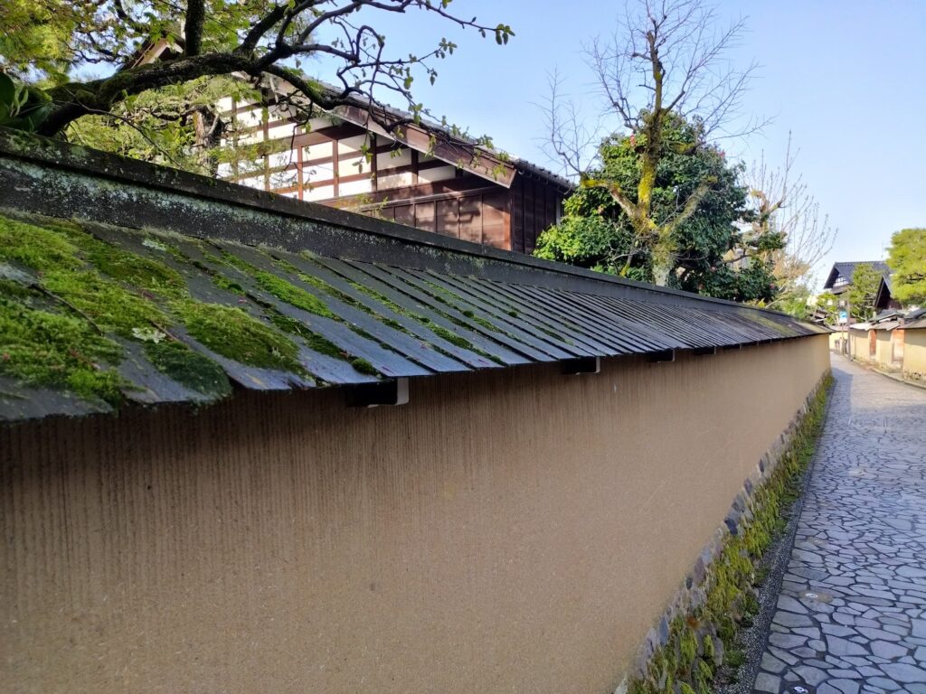 05_Mud_wall_buke_yashiki_street - 現役通訳ガイドも愛用 | Beyond AI ブログ
