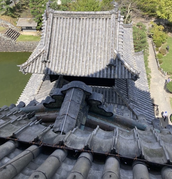Roof_tile_Matsumoto_castle_1 - 現役通訳ガイドも愛用 | Beyond AI ブログ