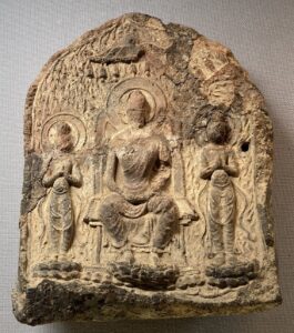 05_takamado-budda-2 - 現役通訳ガイドも愛用 | Beyond AI ブログ 飛鳥時代の三尊像塼仏(土製レリーフ)