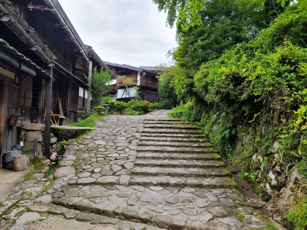 05_tsumago-cobblestone-street-1 - 現役通訳ガイドも愛用 | Beyond AI ブログ